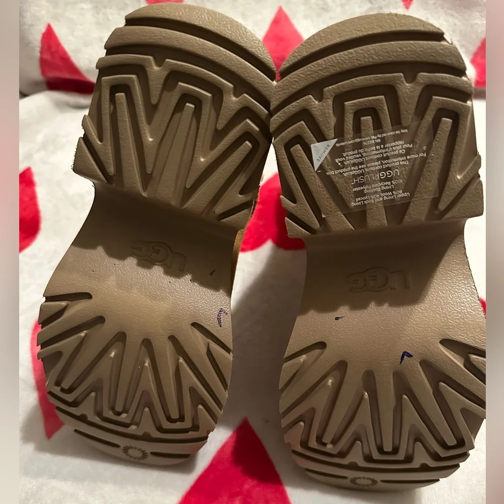 New UGG
Womens Classic Short New Heights Boots - Chestnut - Picture 10 of 12